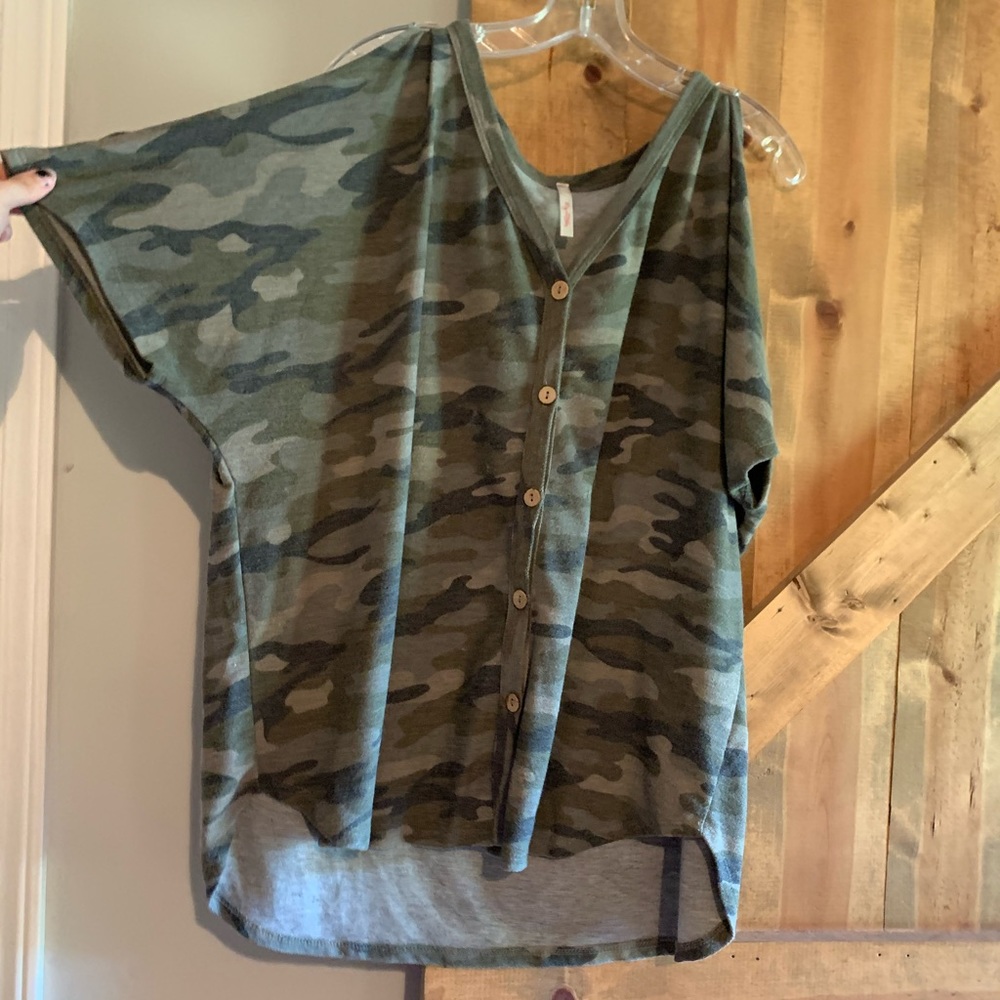 Cold shoulder camo shirt